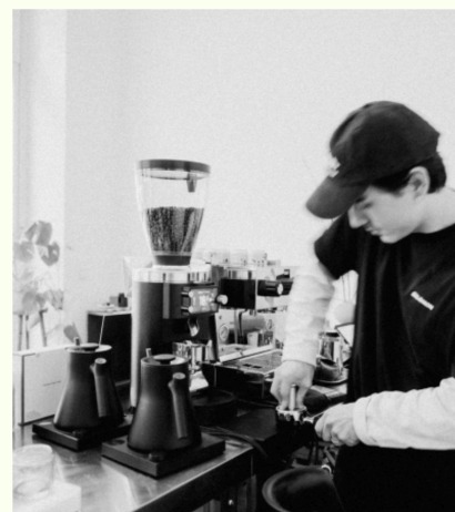 Barista bereitet Kaffee am mobilen Setup zu