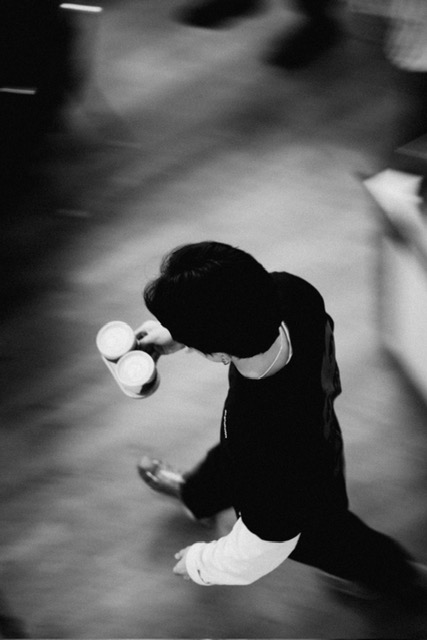 Barista mit zwei Kaffeebechern von oben fotografiert